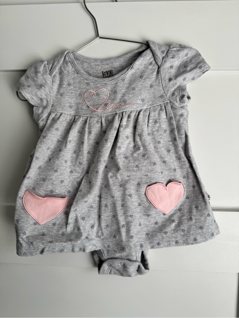 🍎5/$35🍎 
Ellen Degeneres Grey Tee with pink Accent